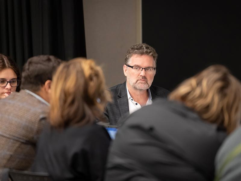 École d'automne à Gatineau chargé d'enseignement en discussion avec groupe d'étudiantes et d'étudiants