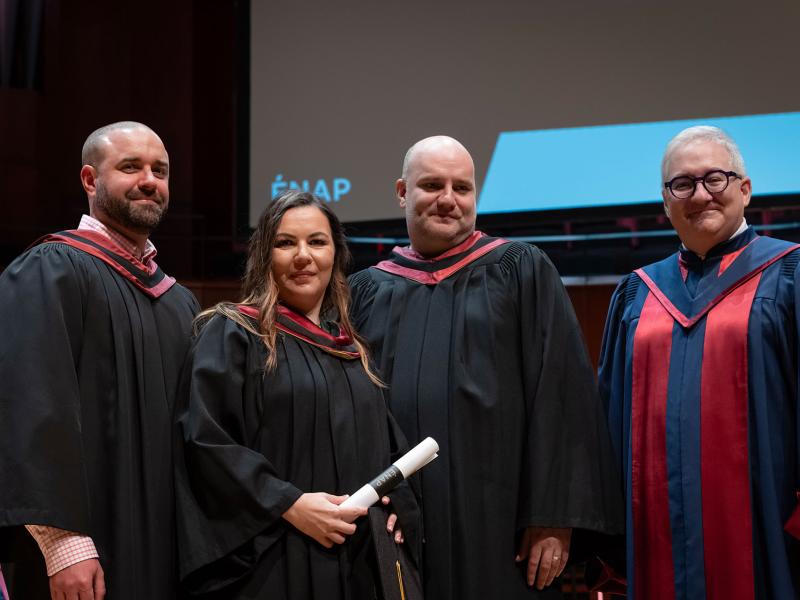 Le co-directeur de thèse, professeur Étienne Charbonneau, le directeur de thèse, professeur David Talbot et le directeur général de l'ENAP aux côtés de la doctorante Geneviève Morin