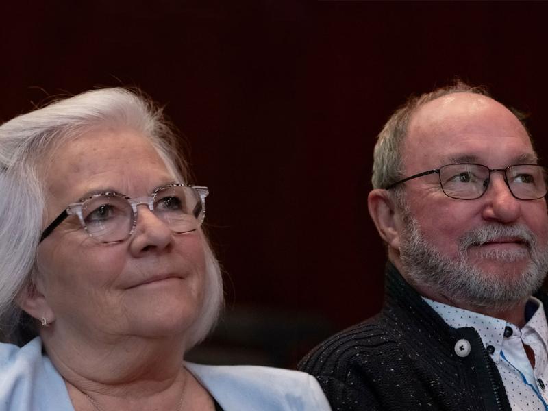 Parents de la doctorante Geneviève Morin avec regard fier et émotif