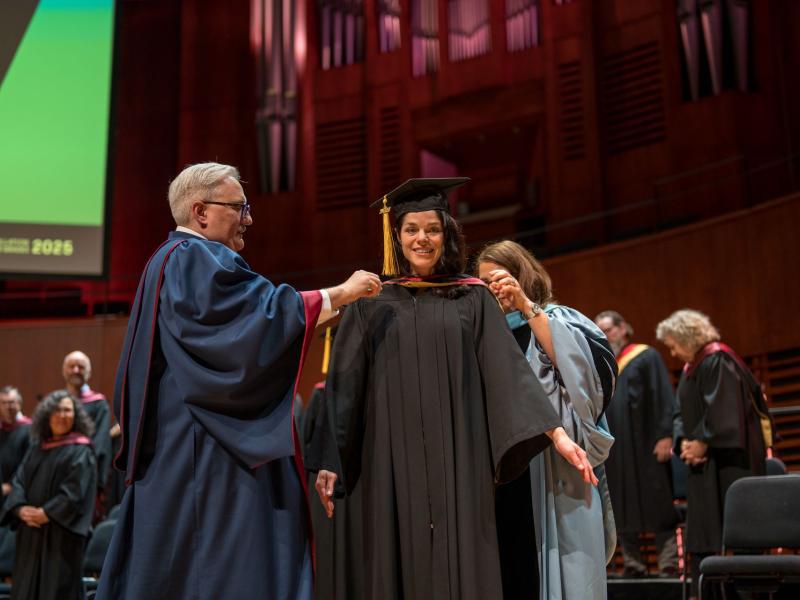  Émilie Proteau Dupont revêt l'épitoge