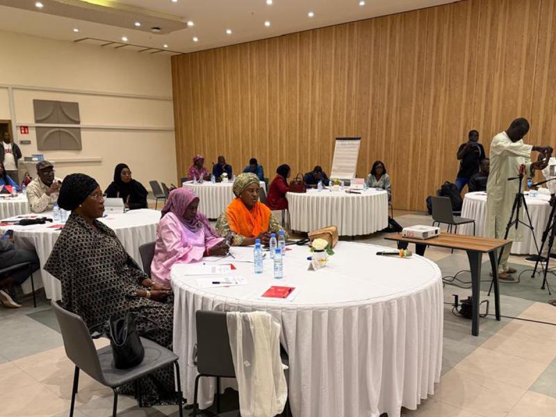 Gens assises à des tables rondes lors de l'activité lors de la cérémonie d’ouverture officielle