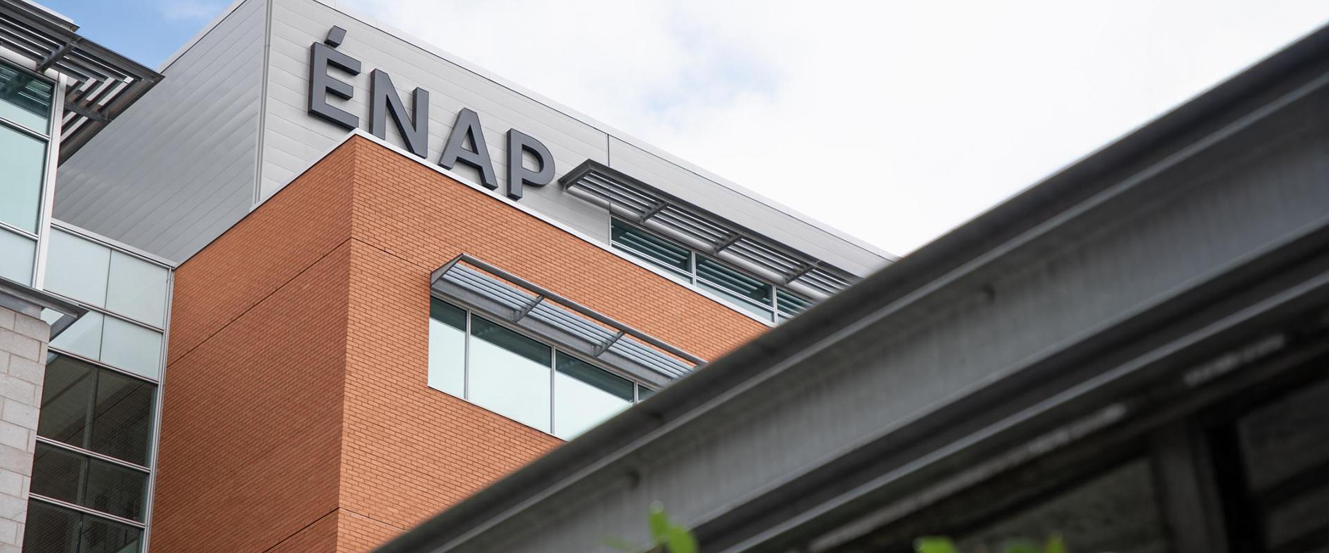 Vue vers le haut de la façade du campus de Québec de l'ENAP