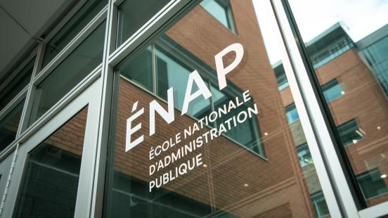 logo de l'ENAP sur fenêtre au campus de Québec