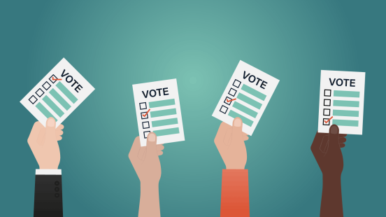 4 mains levées avec cartons de vote électorale