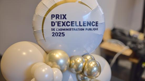 Prix d'excellence de l'administration publique 2025 écrit sur des ballounes