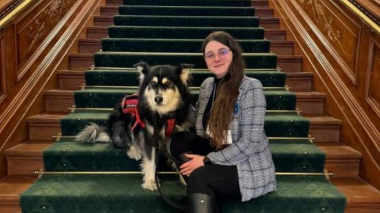Casandra Poitras aux côtés de son chien d'assistance Amarook