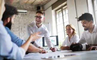 Gens d'affaires créatifs travaillant sur un projet d'équipe dans un bureau