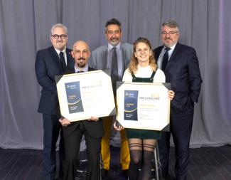 Sébastien Keiff, Sophie Thibodeau, récipiendaires à l'avant-plan et Hugo Cyr, directeur général de l'ENAP, Moktar Lamari, président du jury et Nicolas Mazellier, vice-président de l'IAPQ à l'arrière-plan