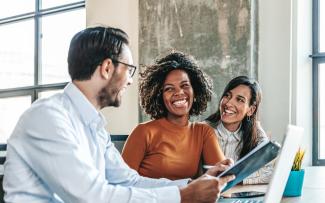 Gens souriants qui partagent des idées en travail d'équipe