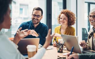 Groupe de gens d'affaires souriants en réunion 