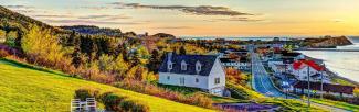 paysage automnale colorée avec maisons et vue sur fleuve