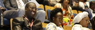 Des gens souriants dans un auditorium