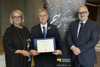 Une femme, Jacques Bourgault et Hugo Cyr lors de la cérémonie 2022 où Jacques est admis au Cercle d'excellence de l'Université du Québec