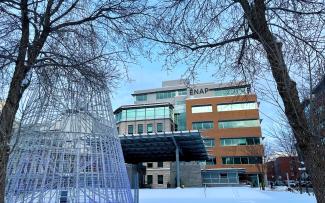 façade de l'ENAP en hiver