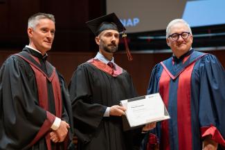 Robert Bilterys, directeur de l'enseignement et de la recherche, Pascal Lemelin, récipiendaire du Prix Gérard-Bergeron et Hugo Cyr, directeur général 