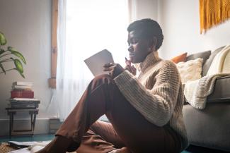 Femme concentrée à lire un document