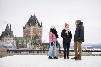 Jeunes en hiver devant Château Frontenac dans la ville de Québec