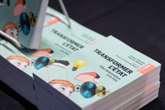 Livres empilées Transformer l'État – Une innovation à la fois, de Jessica Tornare et Natalie Rinfret 