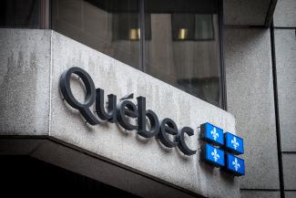 Logo du gouvernement de Québec sur édifice