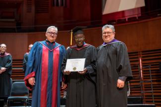 Mory reçoit son diplôme