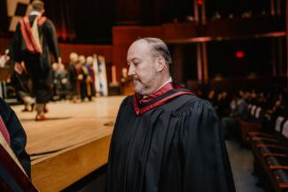 Éric Dion montant sur scène