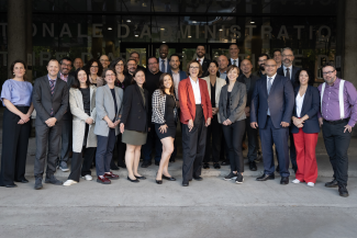 Groupe souriant de la cohorte 23 devant l'ENAP