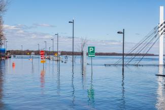 Innodation dans la rue, stop et luminaires dans l'eau