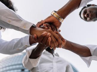 poignée de mains illustrant renforcement des capacités