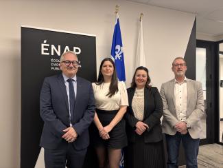 Hugo Cyr, président de la direction et directeur général de l'ENAP, aux côtés de membres du conseil d'administration