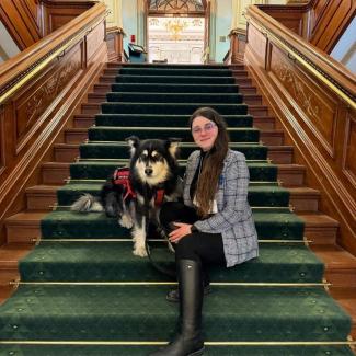 Casandra Poitras aux côtés de son chien d'assistance Amarook