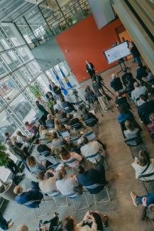 Le public à la conférence de presse sur le quartier universitaire