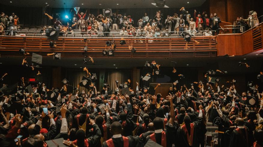 personnes diplômées qui lancent le mortier lors de la cérémonie de la collation des grades 2023