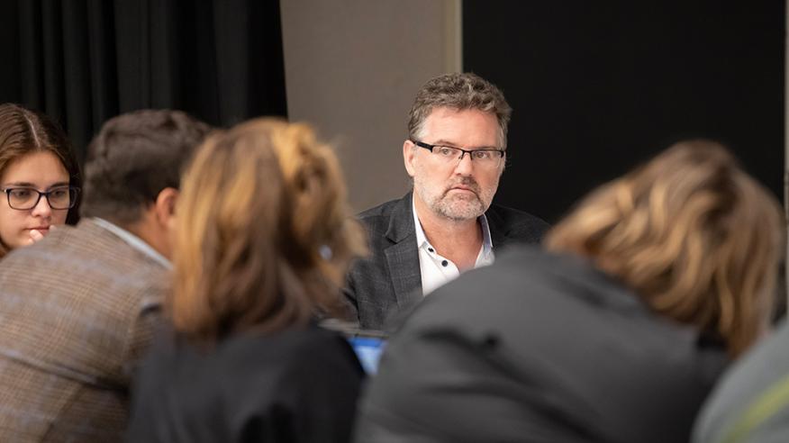 École d'automne à Gatineau chargé d'enseignement en discussion avec groupe d'étudiantes et d'étudiants
