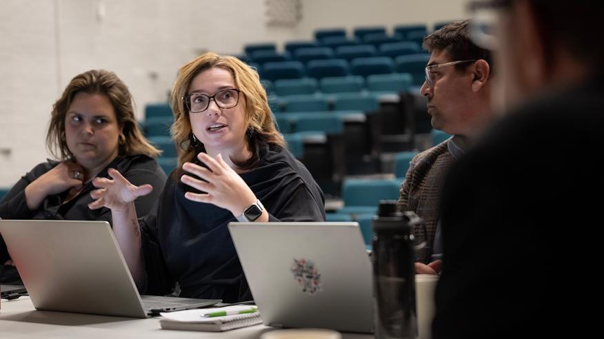 Étudiant qui discute en groupe à l'École d'automne à Gatineau 