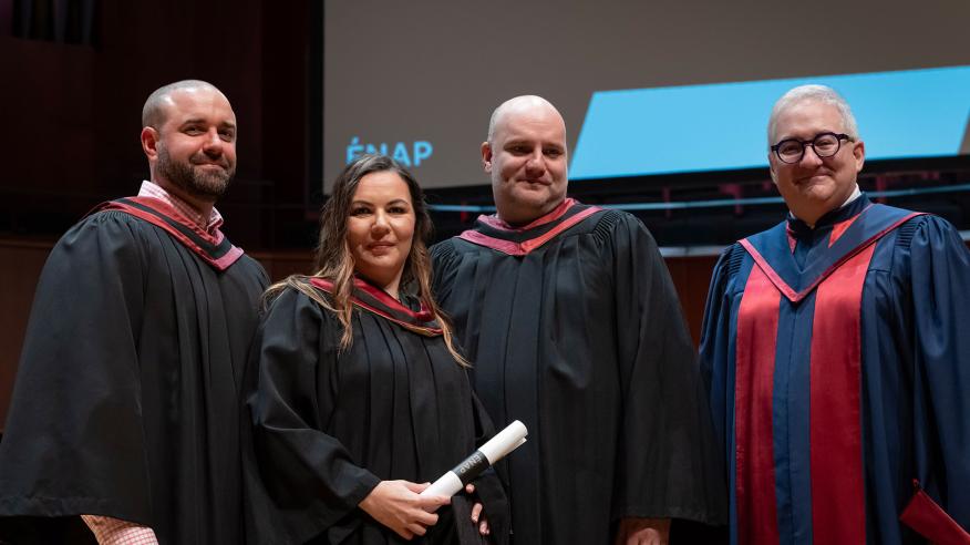 Le co-directeur de thèse, professeur Étienne Charbonneau, le directeur de thèse, professeur David Talbot et le directeur général de l'ENAP aux côtés de la doctorante Geneviève Morin