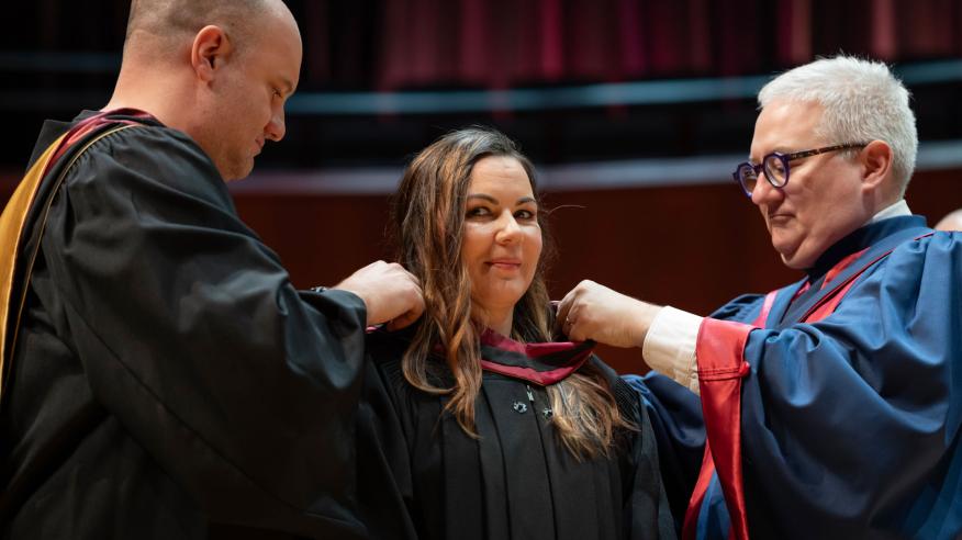 Le directeur de thèse, le professeur David Talbot et le directeur général de l'ENAP qui placent l'épitoge sur la doctorante Geneviève Morin