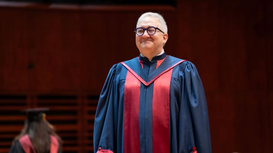 Hugo Cyr avec sourire de fierté lors de la collation des grades 2024