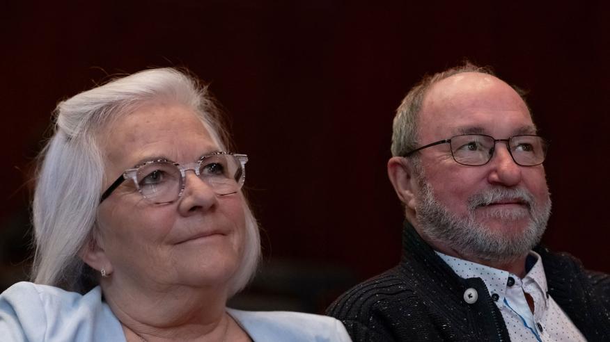 Parents de la doctorante Geneviève Morin avec regard fier et émotif 