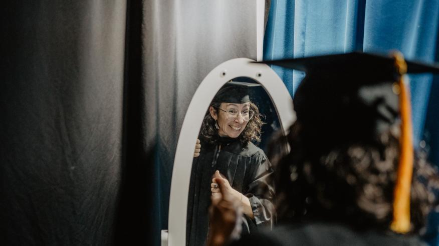 Geneviève Baril devant le miroir
