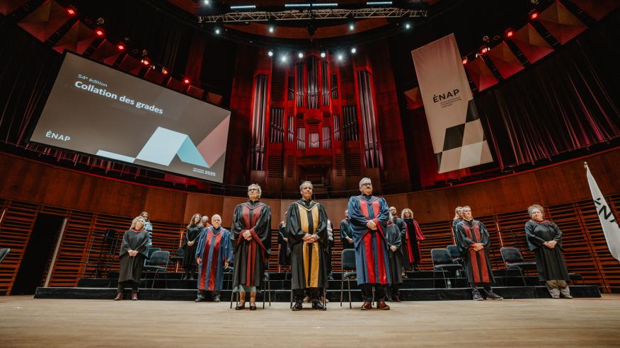 L'estrade d'honneur de la collation des grades 2025