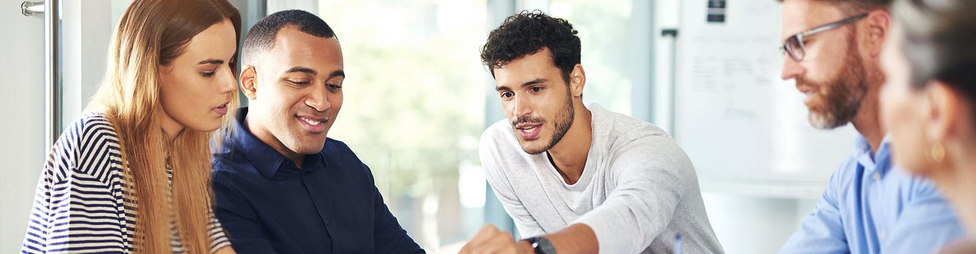 Groupe de gens d'affaires souriants en travail d'équipe