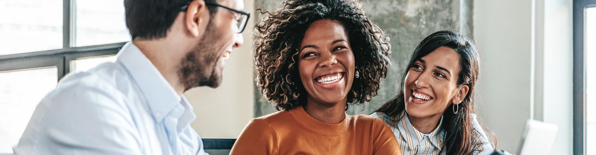 Gens souriants qui partagent des idées en travail d'équipe